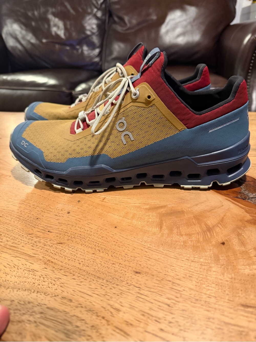 On Running Men's Couldventure Trail Sneaker - Tan/Blue/Red